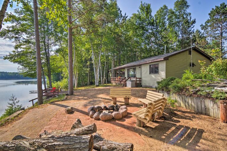 Lakefront Cabin w/ Private Dock & Beach! - Ferienwohnung Manistique