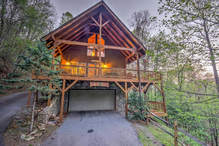 Spacious Maggie Valley Cabin w/ Hot Tub & MTN View - B&B Maggie Valley