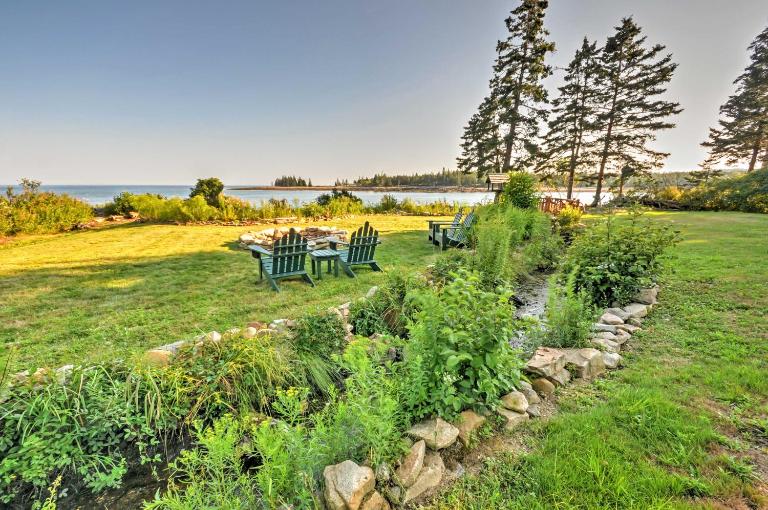Waterfront Prospect Harbor Cottage: Yard, Fire Pit - Chambres d'hôtes Prospect Harbor