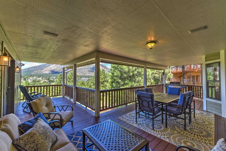 Upscale Flagstaff Home w/ Hot Tub & Mountain Views - Bed and Breakfast Flagstaff