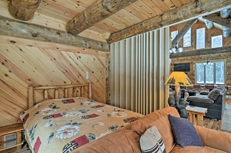 Custom Log Cabin w/ Deck & 45 Acres By Pine River! - B&B Tustin