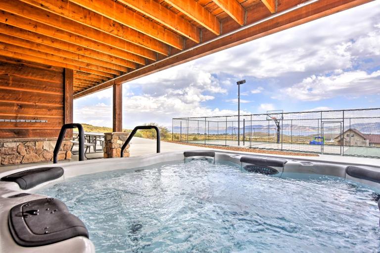 Cabin w/ Beach Access, Sport Court, Hot Tub & View - B&B Garden City