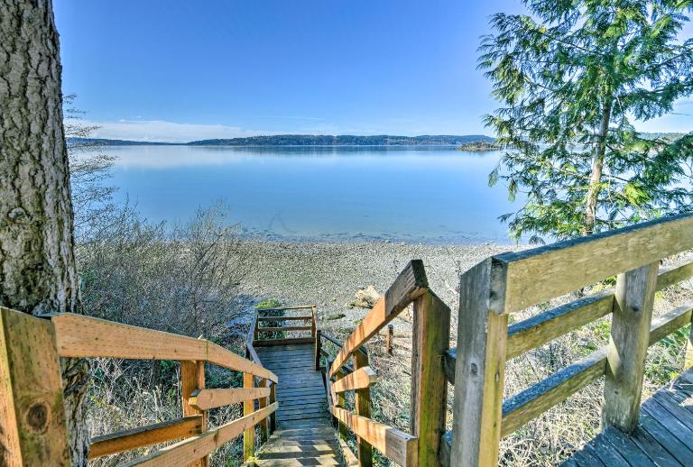 Cozy Beachouse: View & Deck, Steps from Skagit Bay - Ferienwohnung La Conner