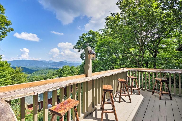Cabin w/ Fireplace & Mountain Views: 5 Mi to Boone - Bed and Breakfast Blowing Rock