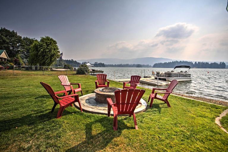 Modern Lake Lawrence Retreat w/ a Deck & Dock! - B&B Yelm