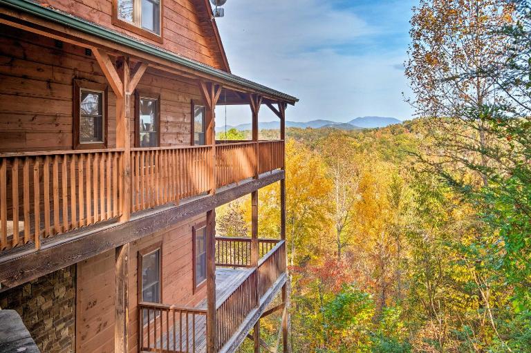 8 Mi to Pigeon Forge: Mtn-View Cabin w/ Game Room - Bed and Breakfast Sevierville