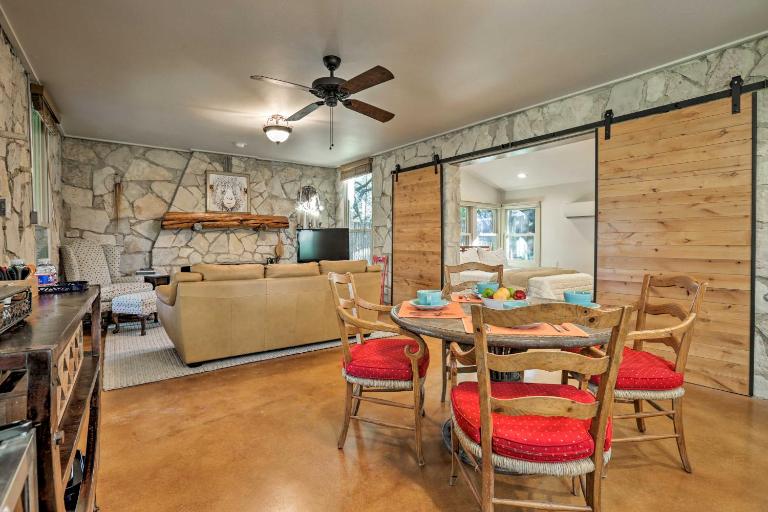 Blanco Riverfront Historic Home, 3 Mi to Downtown! - Chambres d'hôtes Blanco