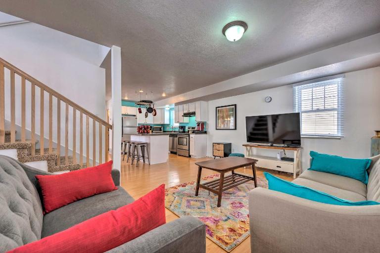 Family-Friendly Logan Farmhouse w/ Yard & Near USU - Chambres d'hôtes Logan