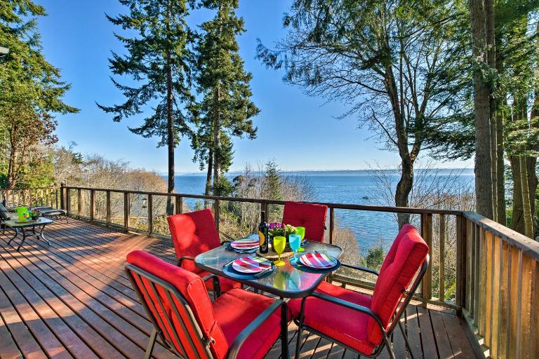 Puget Sound Escape: Private Beach & Oversized Deck - B&B Kingston