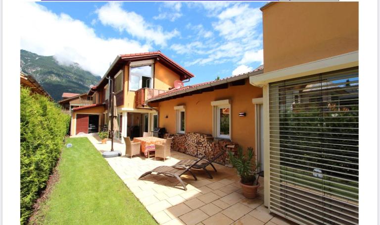 Alpine Escape Holiday Home with Mountain View - B&B Garmisch-Partenkirchen