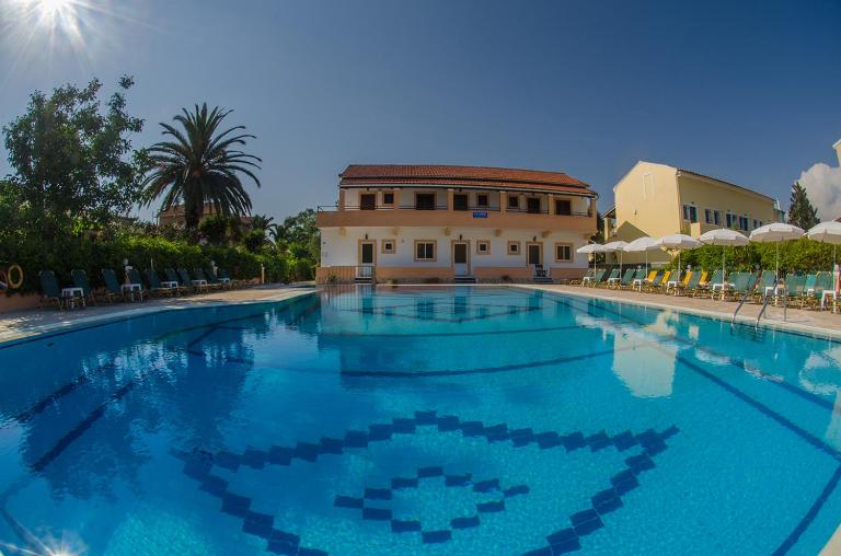 Takis Apartments - Bed and Breakfast Sidári
