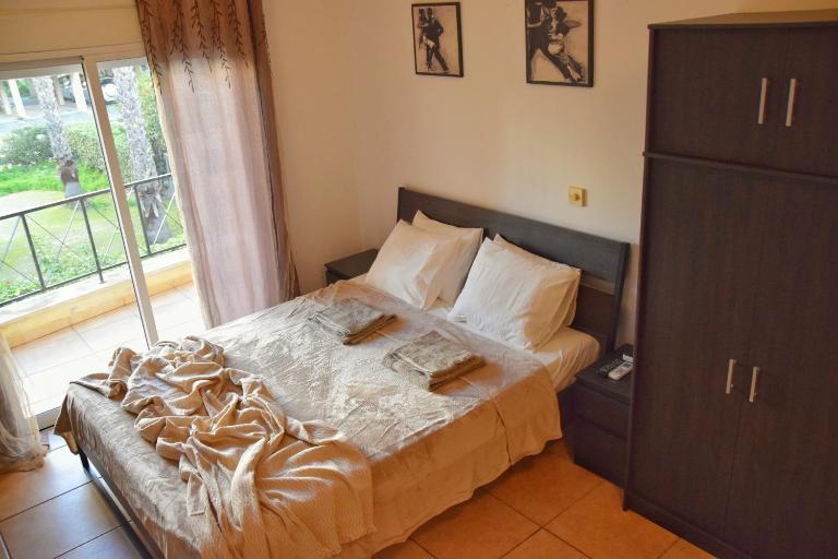 Raise Cosy Studio with pool in Limassol - B&B Limisso