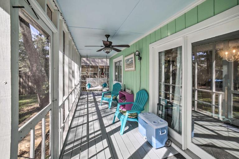 Oak Island Home w/ Yard < 1 Mi to the Beach! - B&B Oak Island