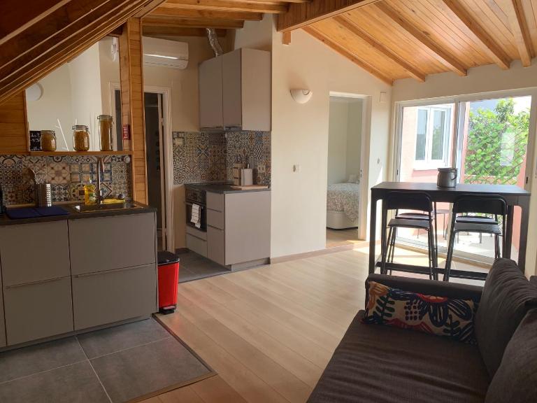 Apartment2 with terrace and a view near Amoreiras - B&B Lisbona