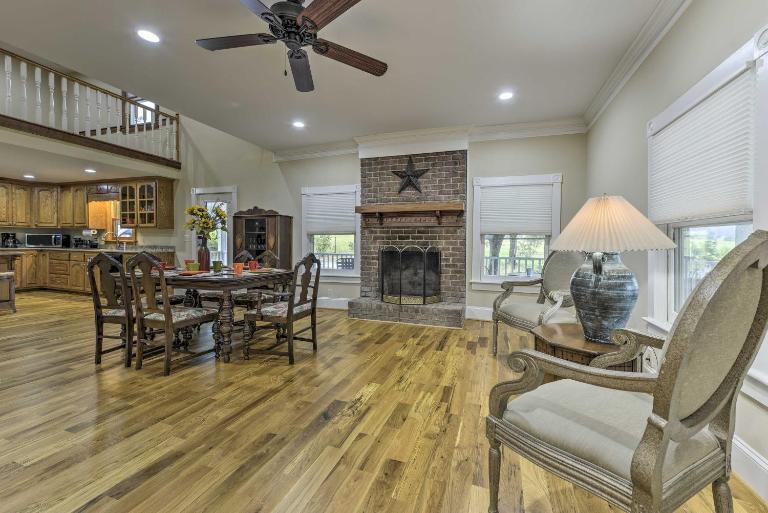 Remodeled Pittsboro Farmhouse Sitting on 220 Acres - Chambres d'hôtes Pittsboro