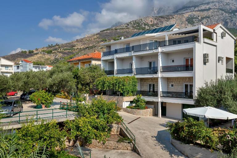 Apartments Čobrnić - B&B Tučepi