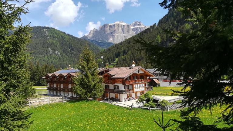 Appartamenti Agriturismo Cèsa Ciasates - Ferienwohnung Canazei