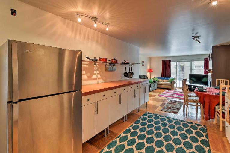 Walk to Town & Coast: Anchorage Condo w/ Fireplace - B&B Anchorage