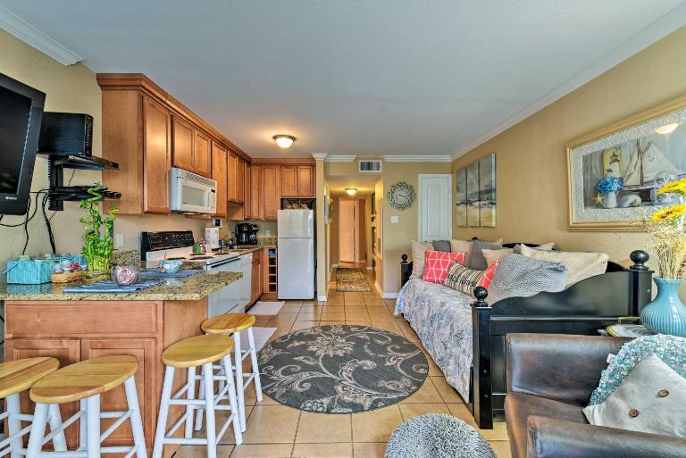 Beachfront Paradise! Condo w/ Pool in Galveston - Bed and Breakfast Galveston