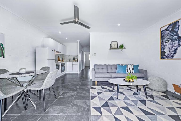 Modern Beach Front Apartment - Chambres d'hôtes Airlie Beach