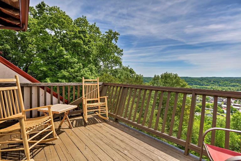 Burkesville Apt w/ Deck, Views & Pool Access! - B&B Burkesville