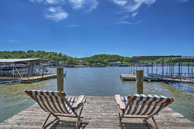 Private Game Room & Dock: Lake of the Ozarks Home - Bed and Breakfast Osage Beach