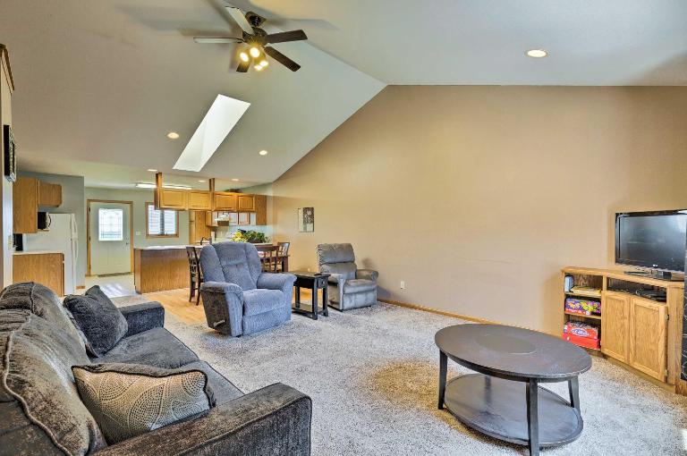 Elwood Townhome w/ Patio - 7 Mi to Johnson Lake - Chambres d'hôtes Elwood