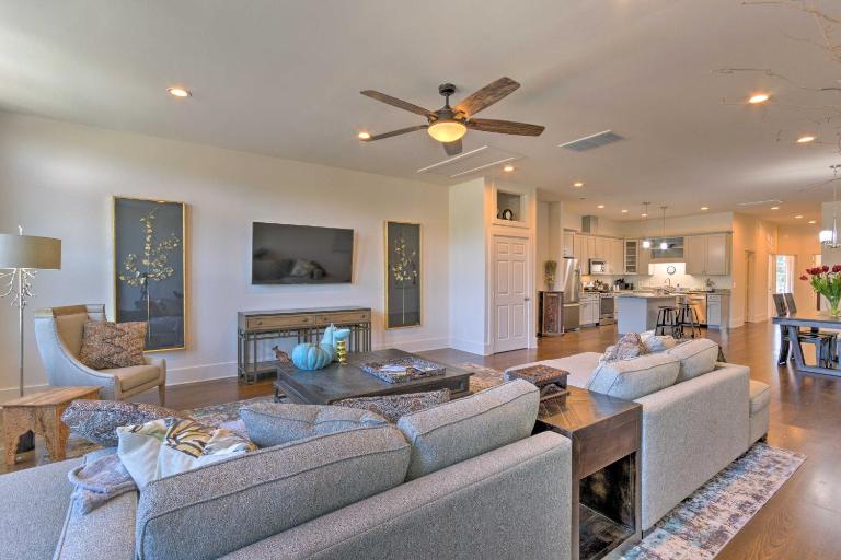 Modern Main St. Apt in Downtown Waynesville! - Chambres d'hôtes Waynesville