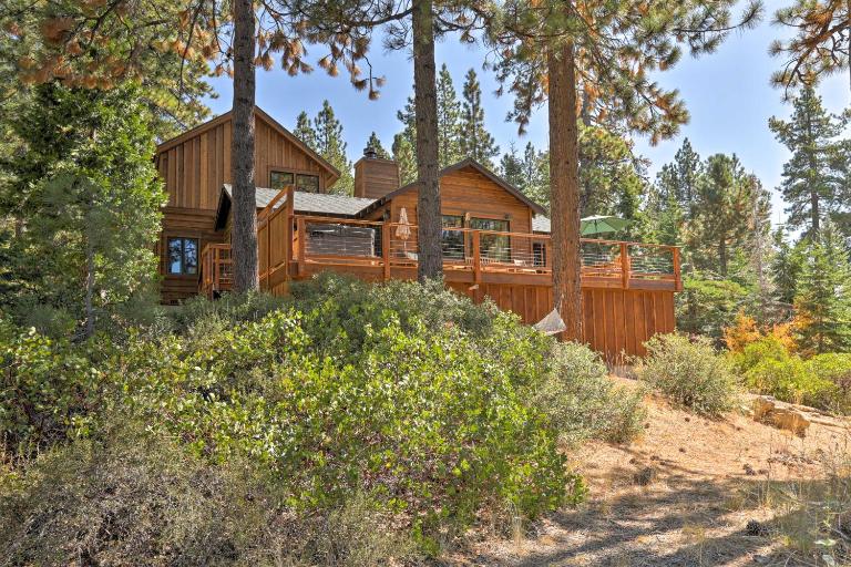 Hot Tub & Lake Tahoe Views: Kings Beach Lodge - B&B Kings Beach