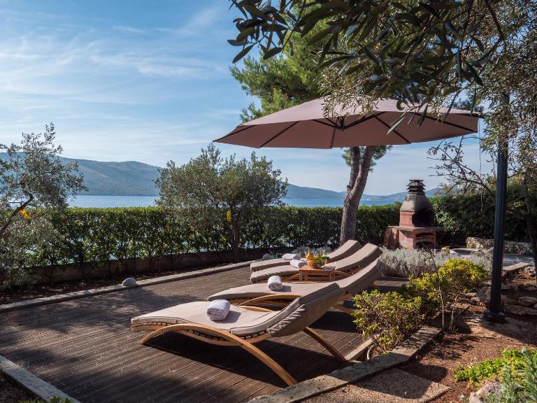 Luxury Villa on the Beach with sunny Garden, Parking - Bed and Breakfast Seget Vranjica