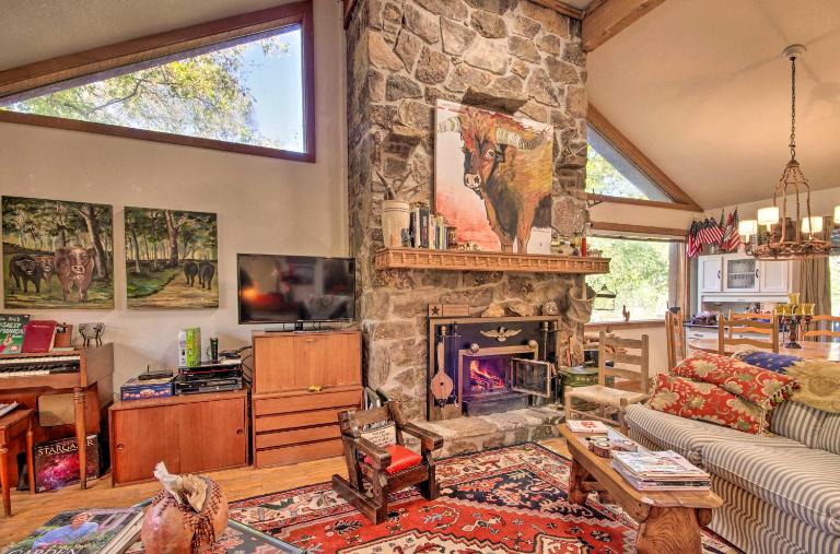 Riverfront Getaway w/ Treehouse, Fire Pit & Deck! - B&B Mammoth Spring