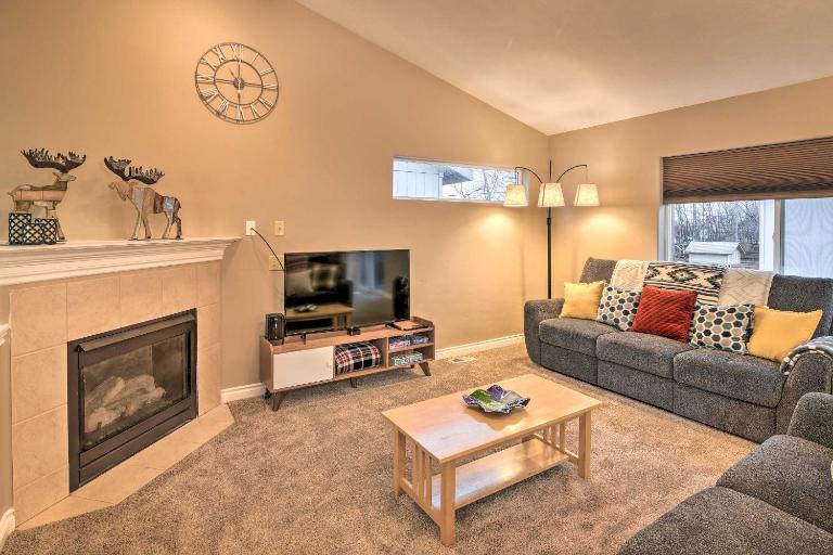 Accommodating Anchorage Abode < 1 Mi to Jewel Lake - B&B Anchorage