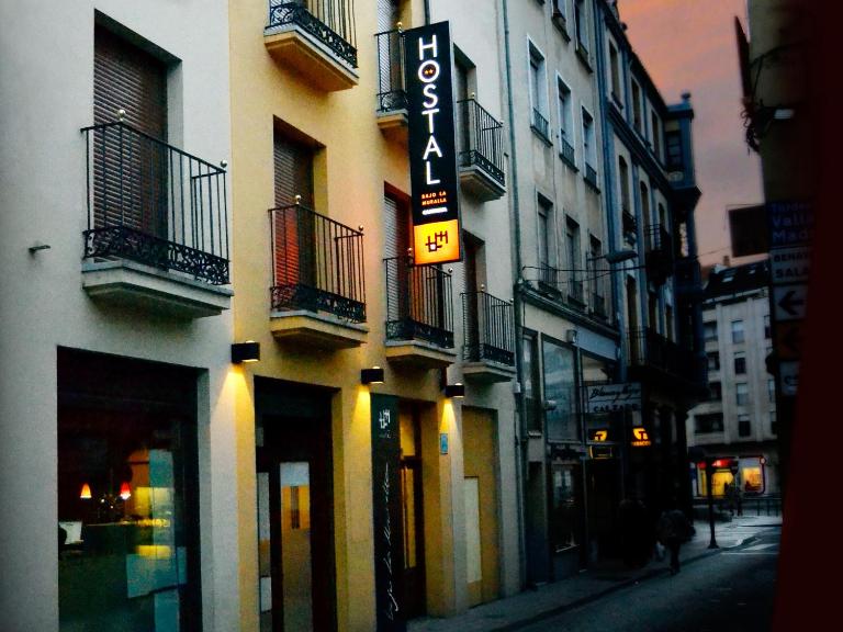 Hostal Bajo La Muralla - B&B Zamora