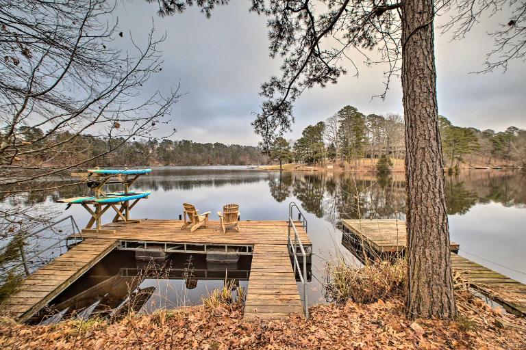 Lakefront & Trailside Escape w/ Private Dock +Deck - B&B Bella Vista