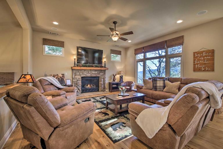 ‘Sugar Bear Lodge’ w/ Game Room - 5 Mi to Village! - B&B Lake Arrowhead