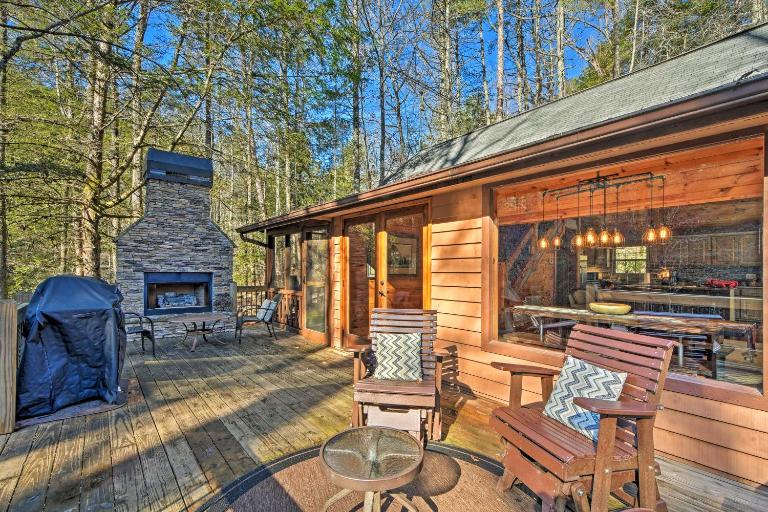 Blue Ridge Mtns Creekside Cabin w/ Hot Tub + Pier! - B&B Blue Ridge