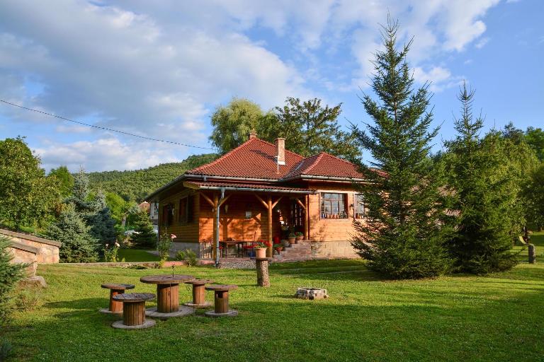 Halháza vendégház - B&B Sirok