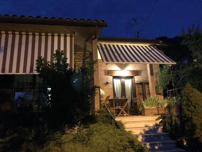 hilltop villa garden with great views - B&B Poggio Catino