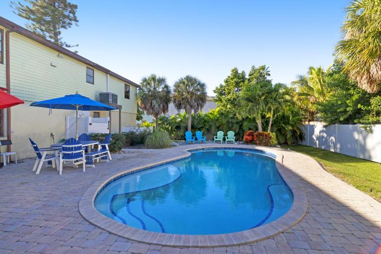 Beach to Bay Getaway - B&B Anna María