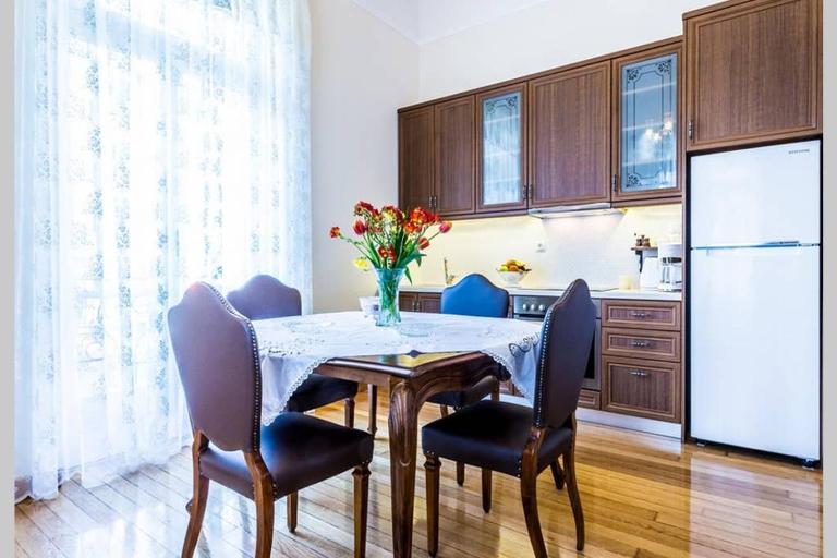 Neoclassical apartment with 3 bedrooms in Piraeus - Bed and Breakfast Piraeus