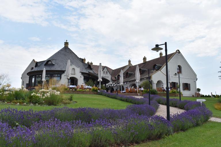 Fiastyúk Udvarház - Bed and Breakfast Csór