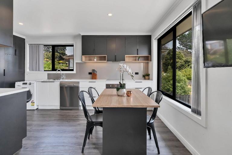 Youngtown Executive Apartments - 2BR included, Free Parking & Wifi, Sofa Bed & Cot fee applies - B&B Launceston
