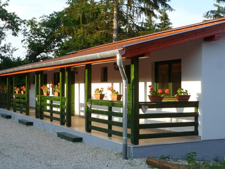 Kisrejtek Apartmanház - Bed and Breakfast Lispeszentadorján