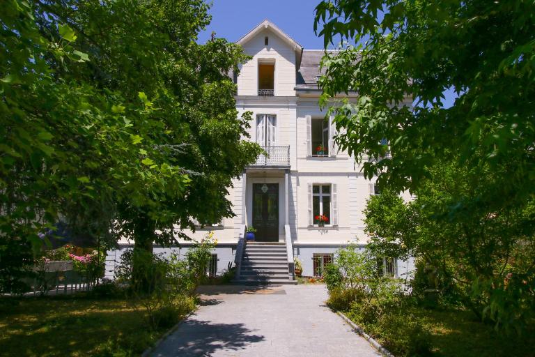 VILLA ILIXON - Appartements privés proche du centre de Luchon, parking, billard, jardin - B&B Bagnères-de-Luchon