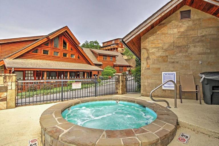 Smoky Mountain Retreat- Resort Cabin with modern amenities in the heart of PF - B&B Pigeon Forge
