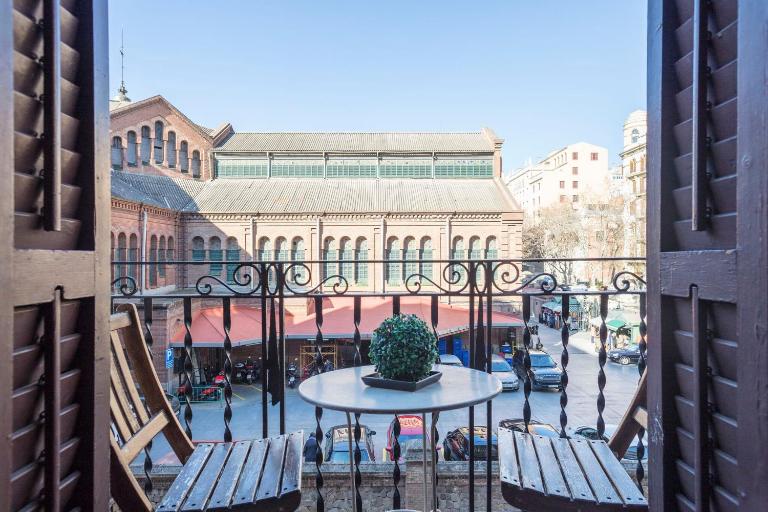Mirall Sant Gervasi - B&B Barcelona