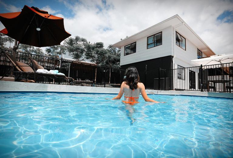 Swimming Pool Holiday Villa - B&B Auckland