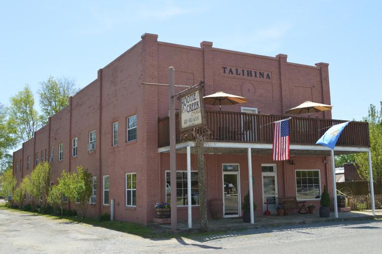 Hootie Creek Guest House - B&B Talihina