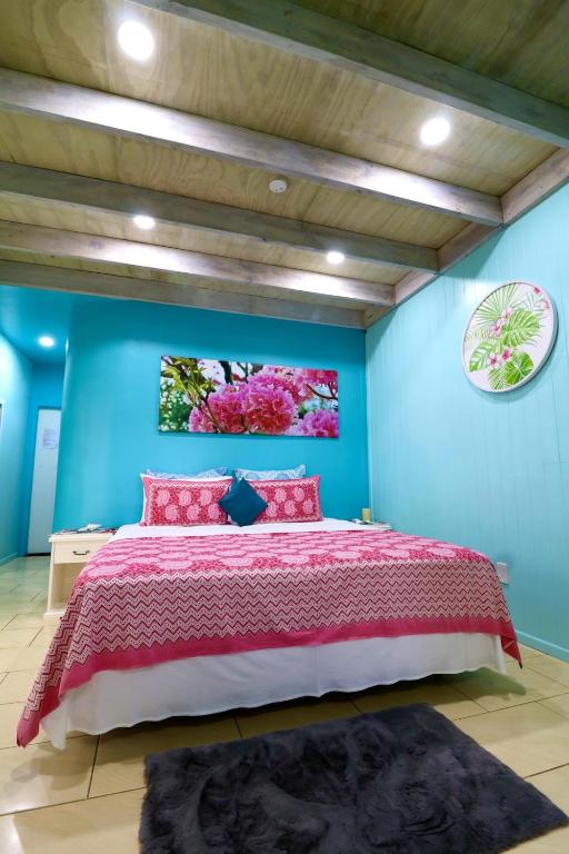 ShineAwayHomes -AC Beachfront RAROTONGA - B&B Matavera