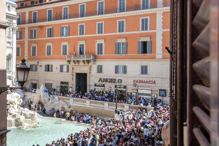 La Finestra su Fontana di Trevi - Charming View - Chambres d'hôtes Rome